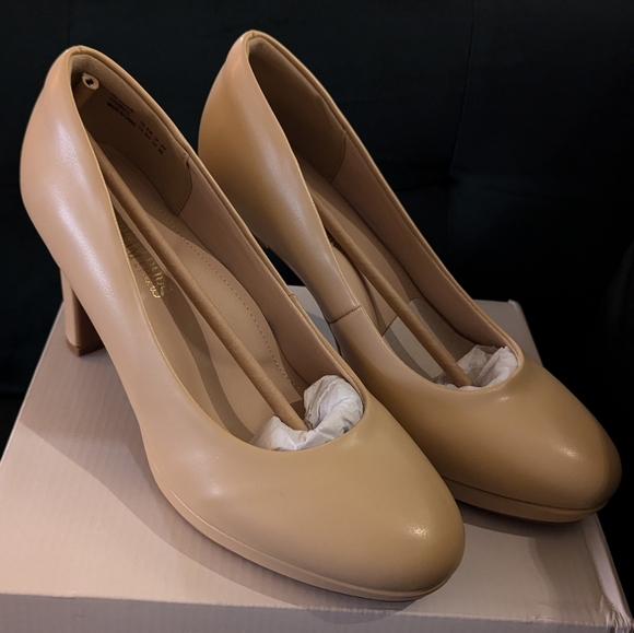 Brand New heels from Dream Pairs - Picture 2 of 2